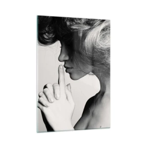 Impression sur verre - Image sur verre - Une femme sur une photographie en noir et blanc faisant un geste pour le silence - 50x70cm - A l'écoute d'elle-même - Décoration murale moderne pour le salon et la chambre ARTTOR