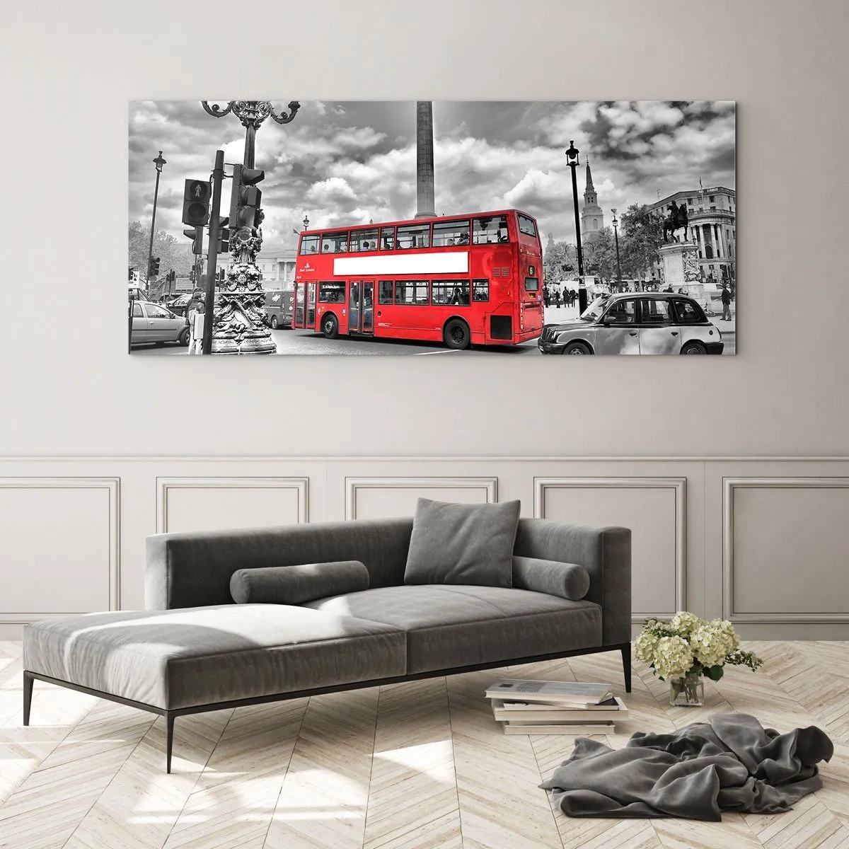 Impression sur verre - Image sur verre - Un bus rouge à impériale sur fond de ville en noir et blanc - 120x50cm - La vraie circulation sanguine de la ville - Décoration murale moderne pour le salon et la chambre ARTTOR