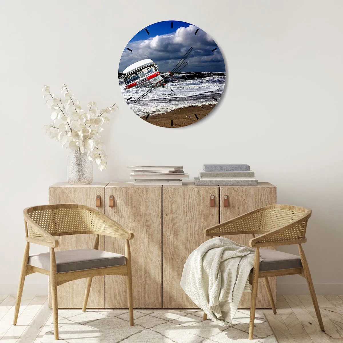 Horloge murale - Pendule murale - Un bus rétro sur fond de mer agitée - 30x30cm - Et qu'est-ce qui vous étonne ? - Décoration murale moderne pour le salon, la cuisine et la chambre ARTTOR