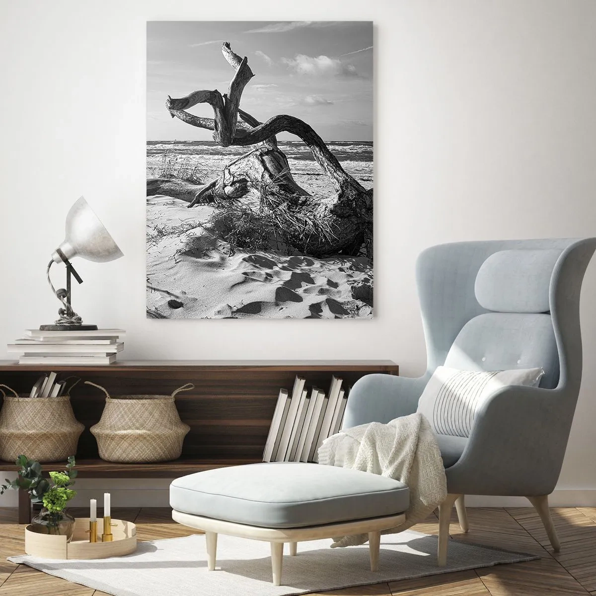 Impression sur verre - Image sur verre - Un paysage en noir et blanc avec une branche tombée sur une plage en bord de mer. - 50x70cm - Sculpture marine - Décoration murale moderne pour le salon et la chambre ARTTOR