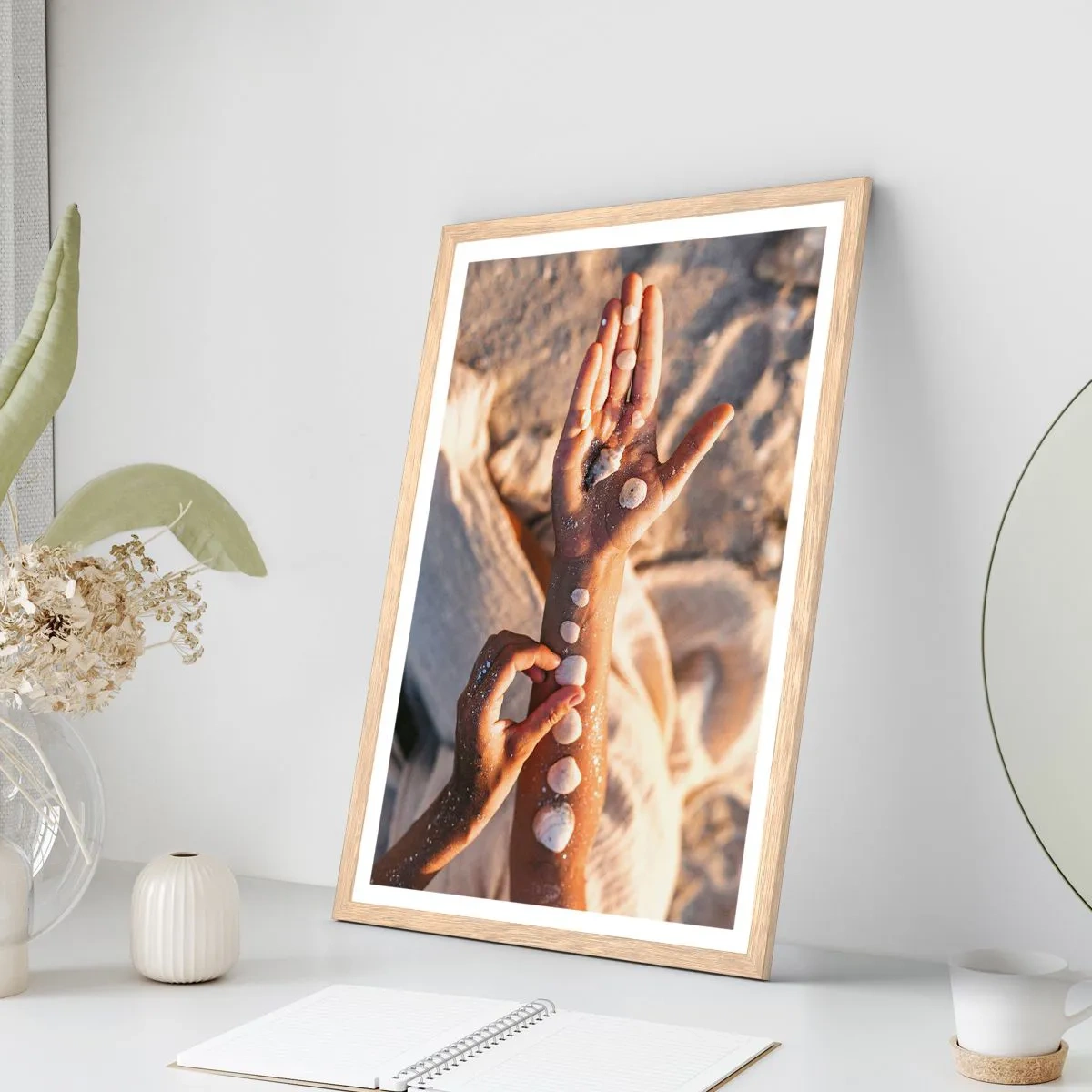 Affiche dans un chêne clair - Poster - La beauté à portée de main - 70x100 cm