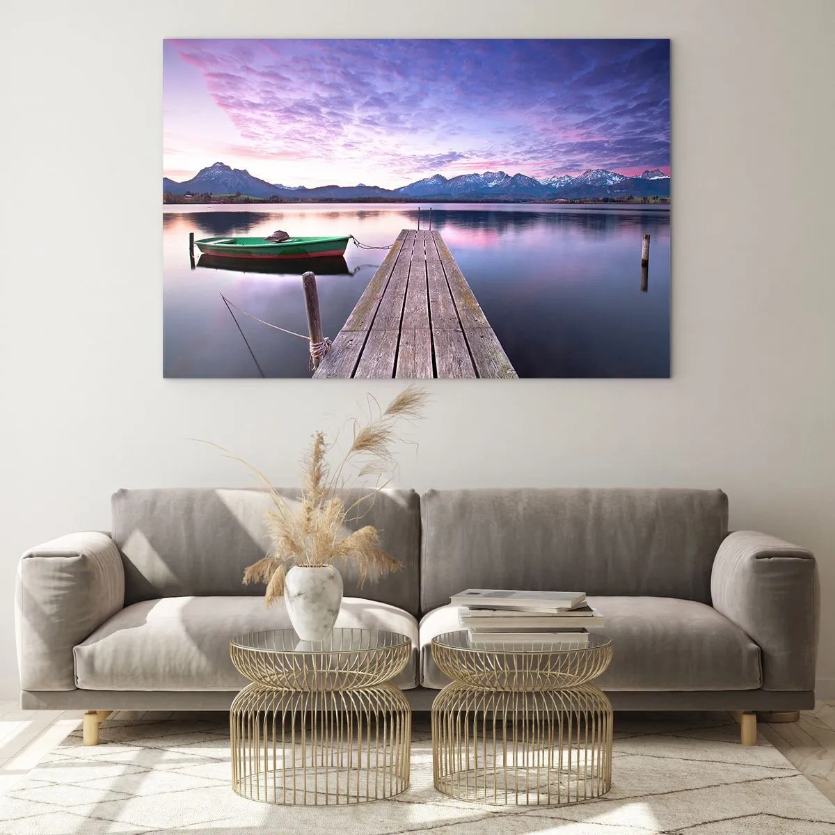 Impression sur verre - Image sur verre - Bateau vert sur une jetée avec un arrière-plan de montagne au lever du soleil - 70x50cm - Silence amical - Décoration murale moderne pour le salon et la chambre ARTTOR