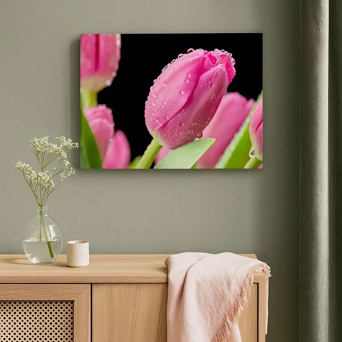 Impression sur toile - Image sur toile - Tulipe rose avec des gouttes d'eau sur fond noir - 70x50cm - Rêve de lilas dans la rosée - Décoration murale moderne pour le salon et la chambre ARTTOR