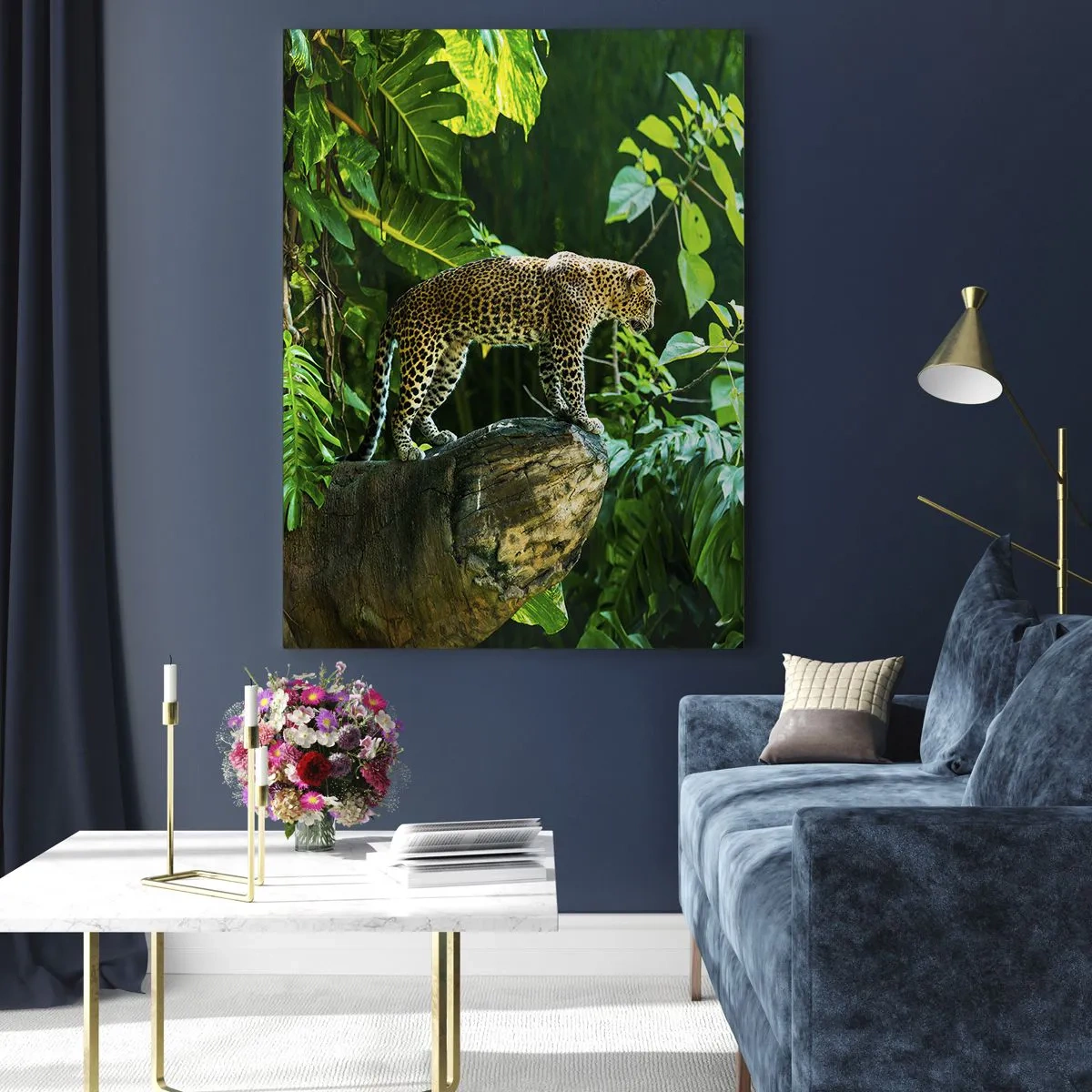 Impression sur verre - Image sur verre - Un léopard debout sur un rocher entouré de végétation tropicale - 80x120cm - À la chasse? - Décoration murale moderne pour le salon et la chambre ARTTOR