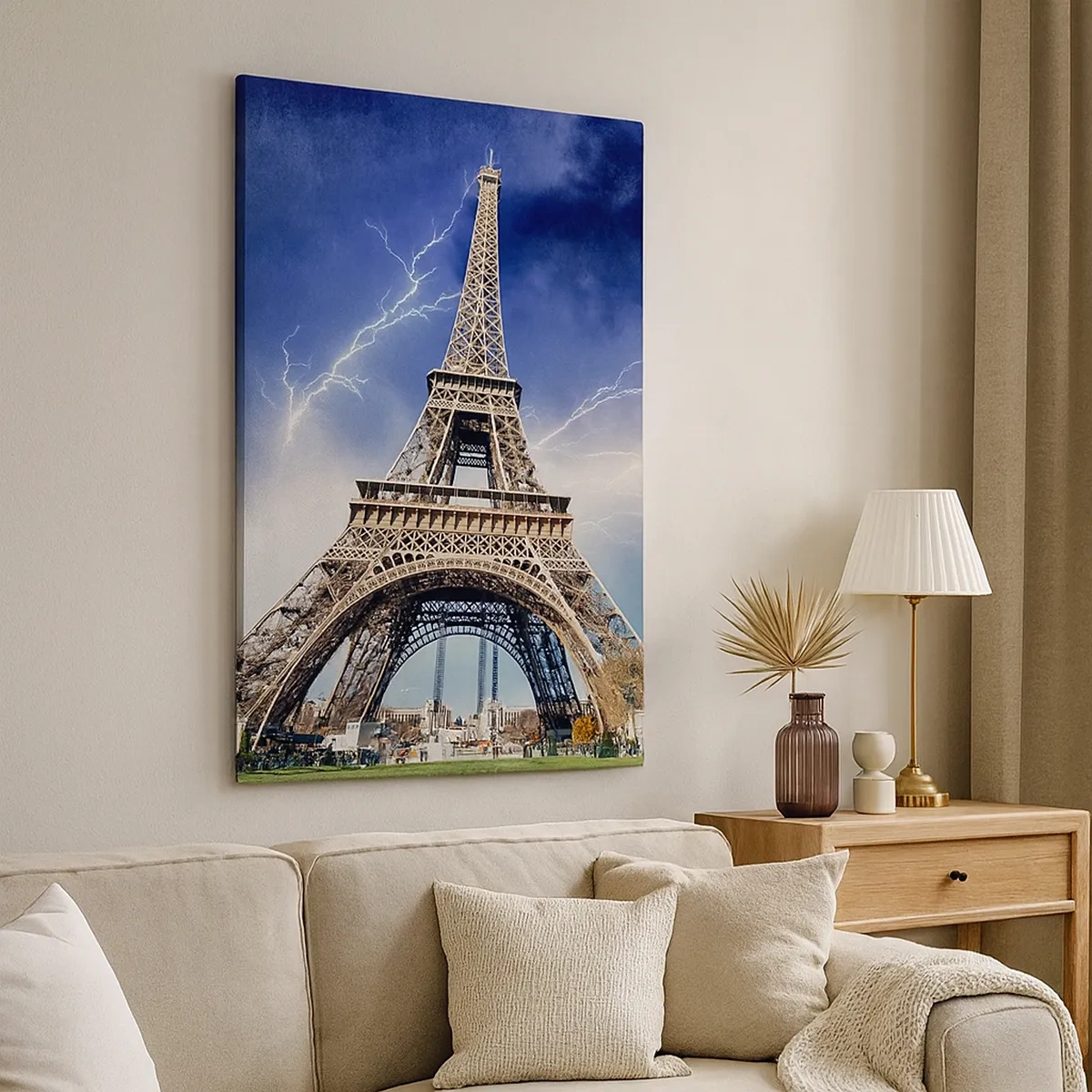 Impression sur toile - Image sur toile - La Tour Eiffel avec un ciel orageux et des éclairs en arrière-plan - 50x70cm - Maître des tempêtes - Décoration murale moderne pour le salon et la chambre ARTTOR