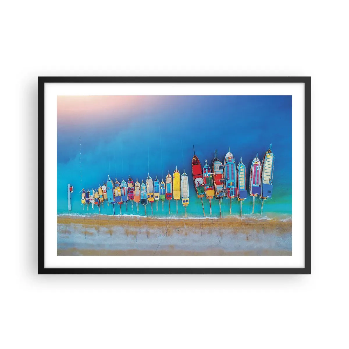 Affiche dans un cadre noir - Poster - Des bateaux colorés alignés en rangée sur le rivage - 70x50cm - Une vue à vol d'oiseau - Décoration murale moderne pour le salon et la chambre ARTTOR