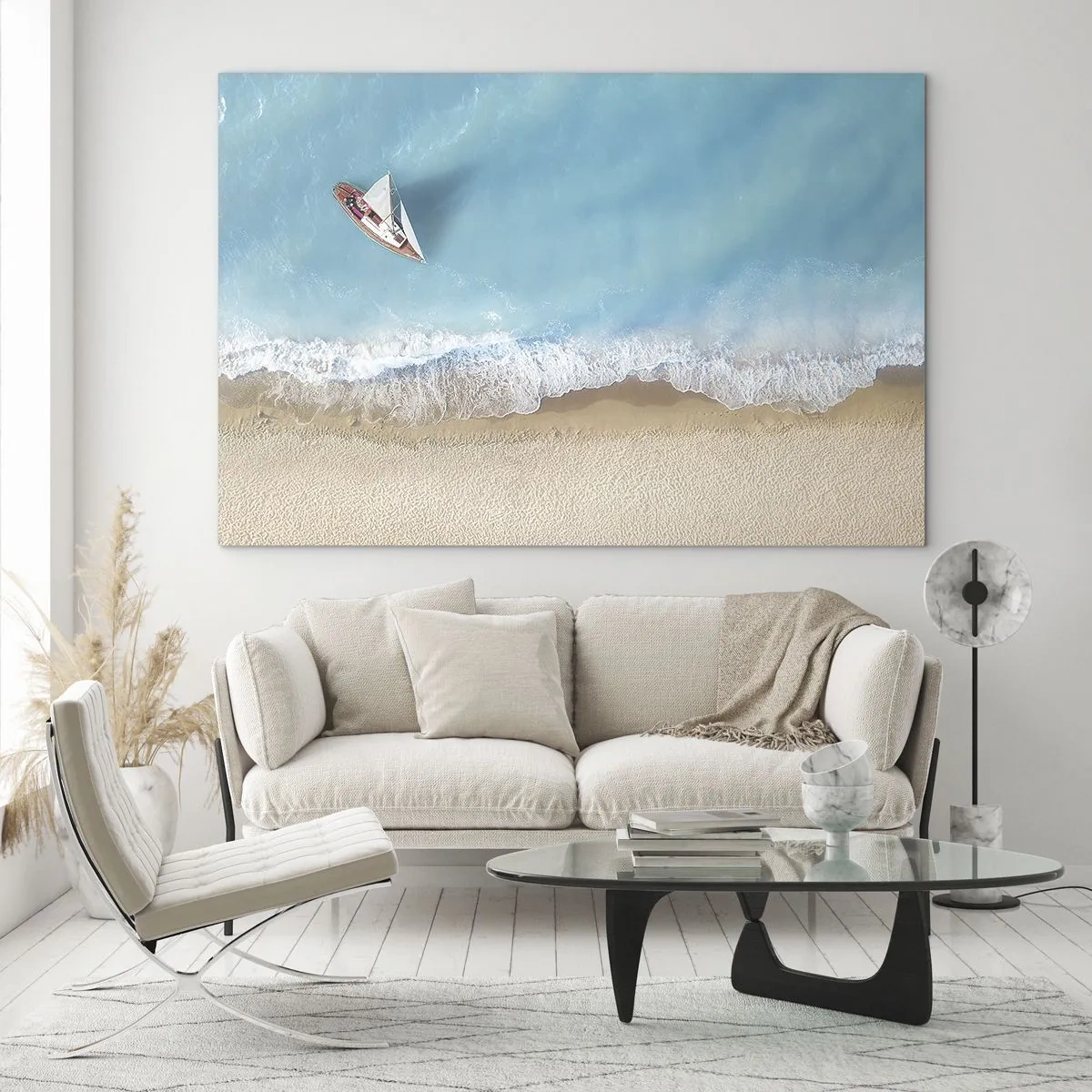 Impression sur verre - Image sur verre - Un voilier sur la mer azur au bord d'une plage de sable - 70x50cm - A la frontière de l'azur et de l'or - Décoration murale moderne pour le salon et la chambre ARTTOR