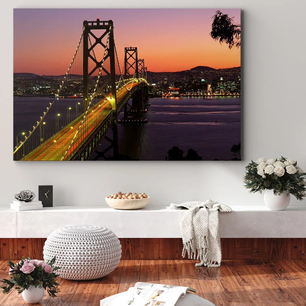 Impression sur toile - Image sur toile - Un pont illuminé la nuit au-dessus de l'eau avec une vue panoramique sur la ville - 70x50cm - Soirée violette - Décoration murale moderne pour le salon et la chambre ARTTOR