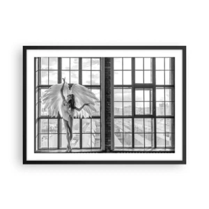 Affiche dans un cadre noir - Poster - Une femme avec des ailes d'ange sur fond de fenêtre de loft - 70x50cm - La ville des anges? - Décoration murale moderne pour le salon et la chambre ARTTOR
