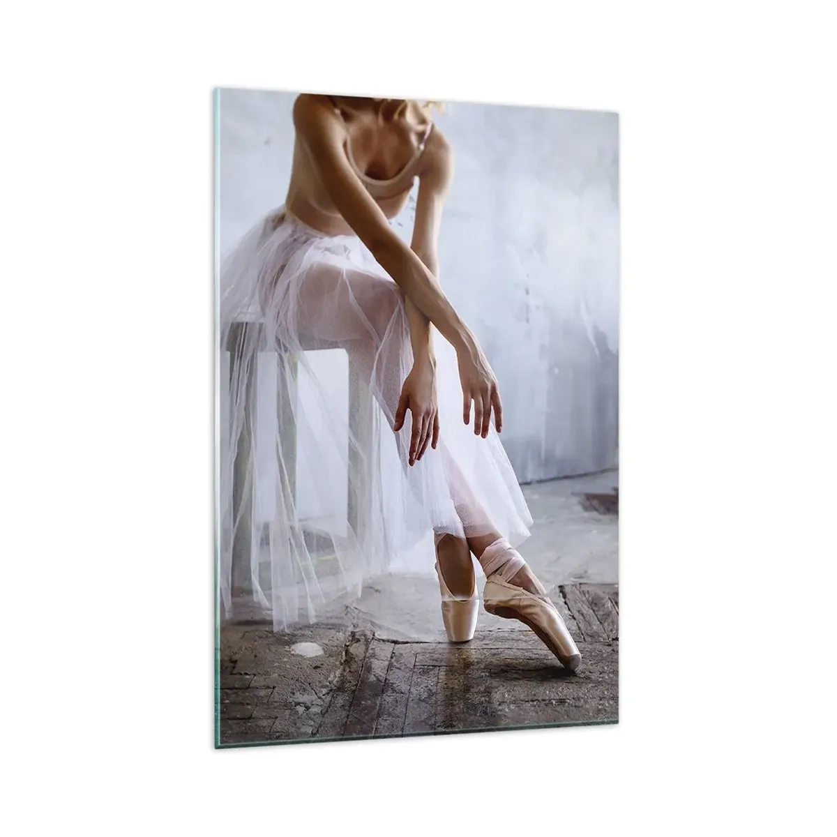 Impression sur verre - Image sur verre - Une ballerine dans une pose délicate sur un fond industriel - 80x120cm - Avant que les lumières de la rampe ne clignotent - Décoration murale moderne pour le salon et la chambre ARTTOR
