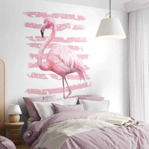 Papier Peint Photo Premium Sand - Un flamant rose sur un fond rayé pastel - 100x70cm - Avec dignité, bien qu'en rose - Décoration murale moderne pour le salon et la chambre ARTTOR