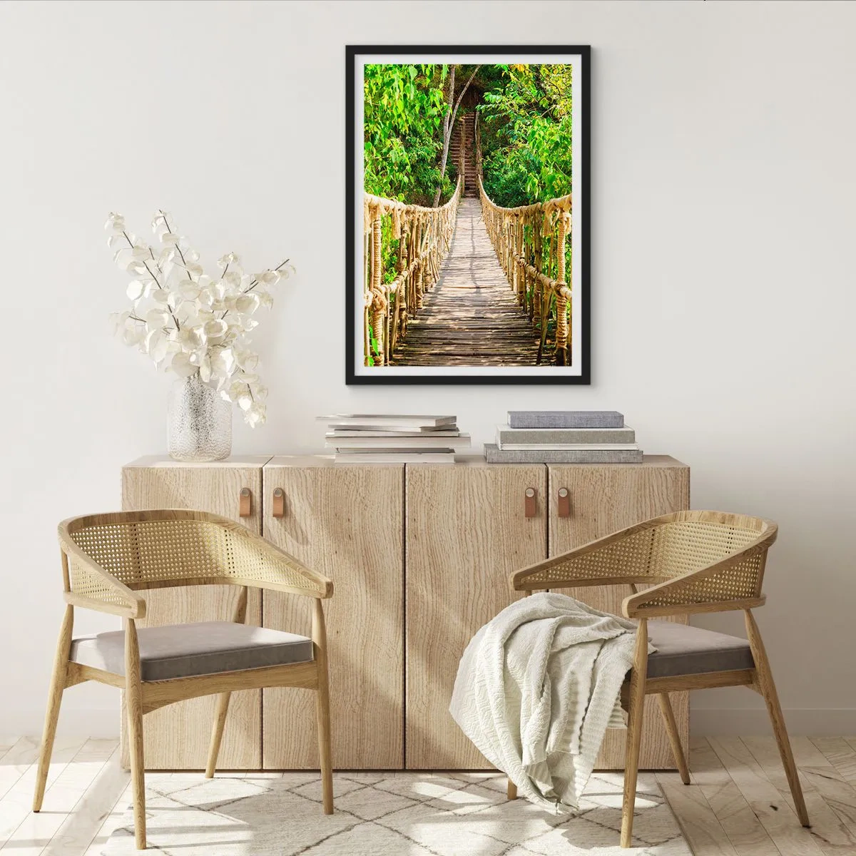 Affiche dans un cadre noir - Poster - Un pont de corde en bois entouré d'une végétation luxuriante - 50x70cm - Suspendu dans la nature - Décoration murale moderne pour le salon et la chambre ARTTOR