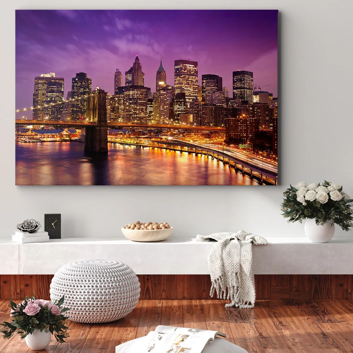 Impression sur toile - Image sur toile - Panorama de la ville avec le pont dans la lumière du soir contre le ciel violet - 70x50cm - Manhathann or violet - Décoration murale moderne pour le salon et la chambre ARTTOR
