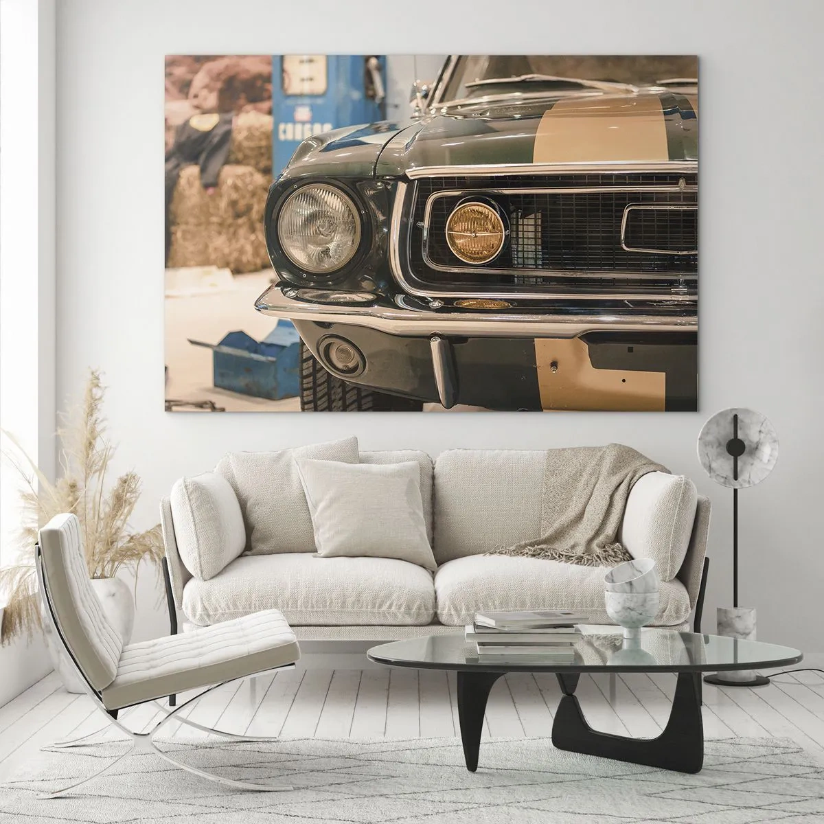 Impression sur verre - Image sur verre - Gros plan d'une voiture classique, Mustang, dans un atelier - 120x80cm - Rencontre avec une légende - Décoration murale moderne pour le salon et la chambre ARTTOR