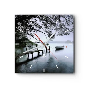 Horloge murale - Pendule murale - Une jetée sur l'eau avec un bateau en arrière-plan entouré d'un paysage brumeux - 30x30cm - Tu te reposes déjà - Décoration murale moderne pour le salon et la chambre ARTTOR
