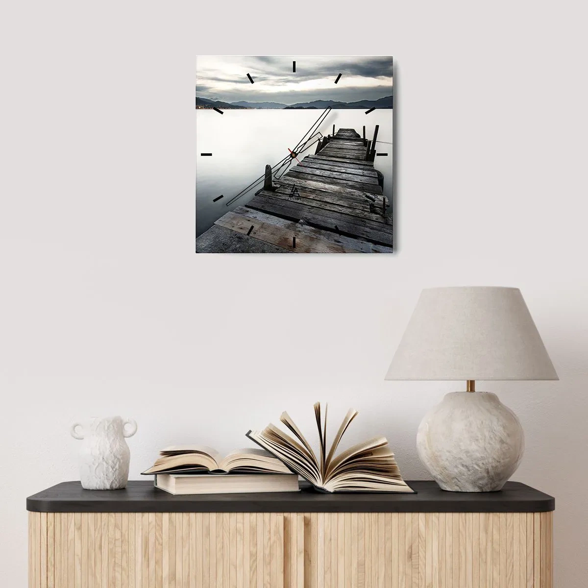 Horloge murale - Pendule murale - Un pont en bois menant vers un lac tranquille - 30x30cm - Immergez-vous dans la paix - Décoration murale moderne pour le salon et la chambre ARTTOR