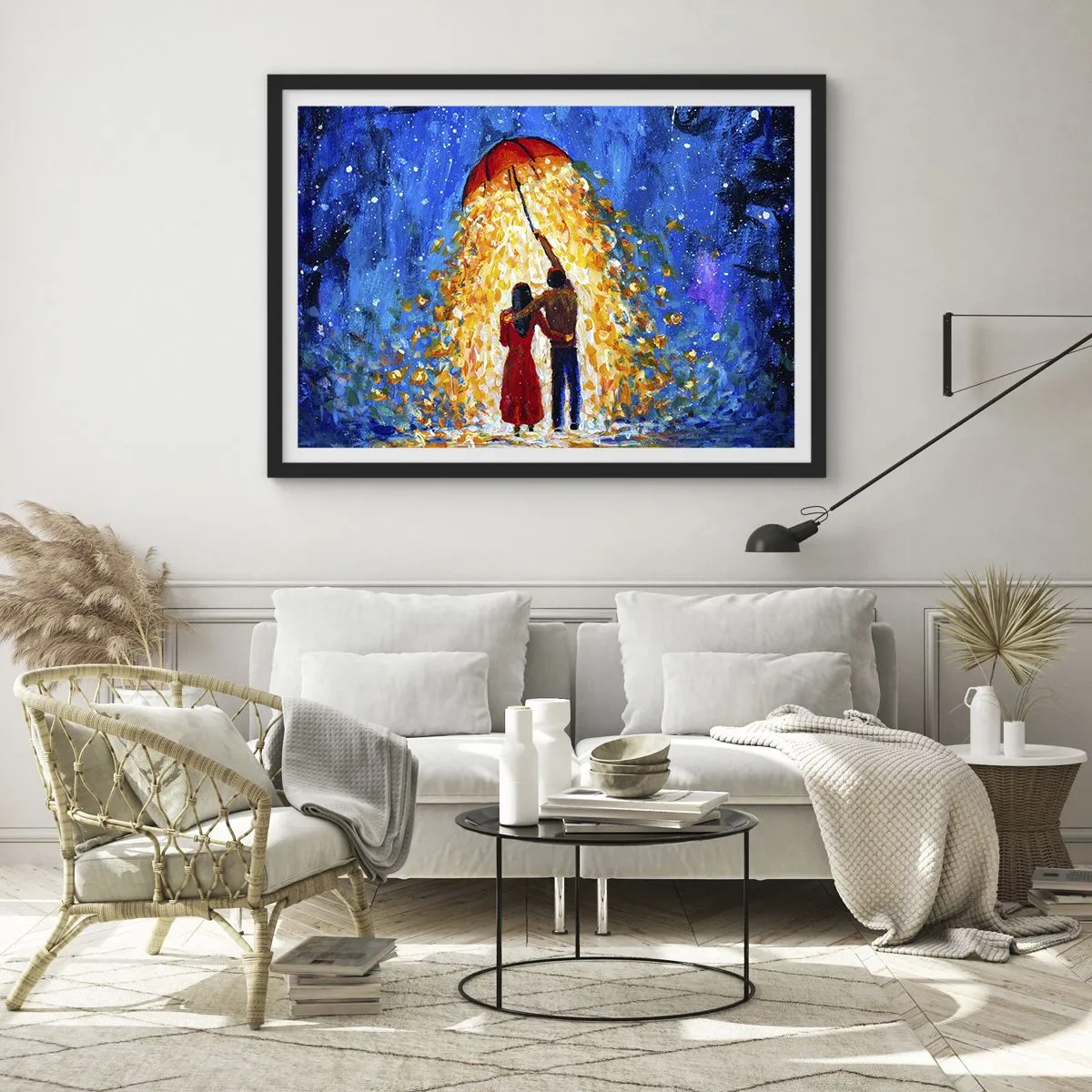 Affiche dans un cadre noir - Poster - Un couple sous un parapluie rouge sous la pluie lumineuse - 70x50cm - La magie d'une soirée pluvieuse ? - Décoration murale moderne pour le salon et la chambre ARTTOR