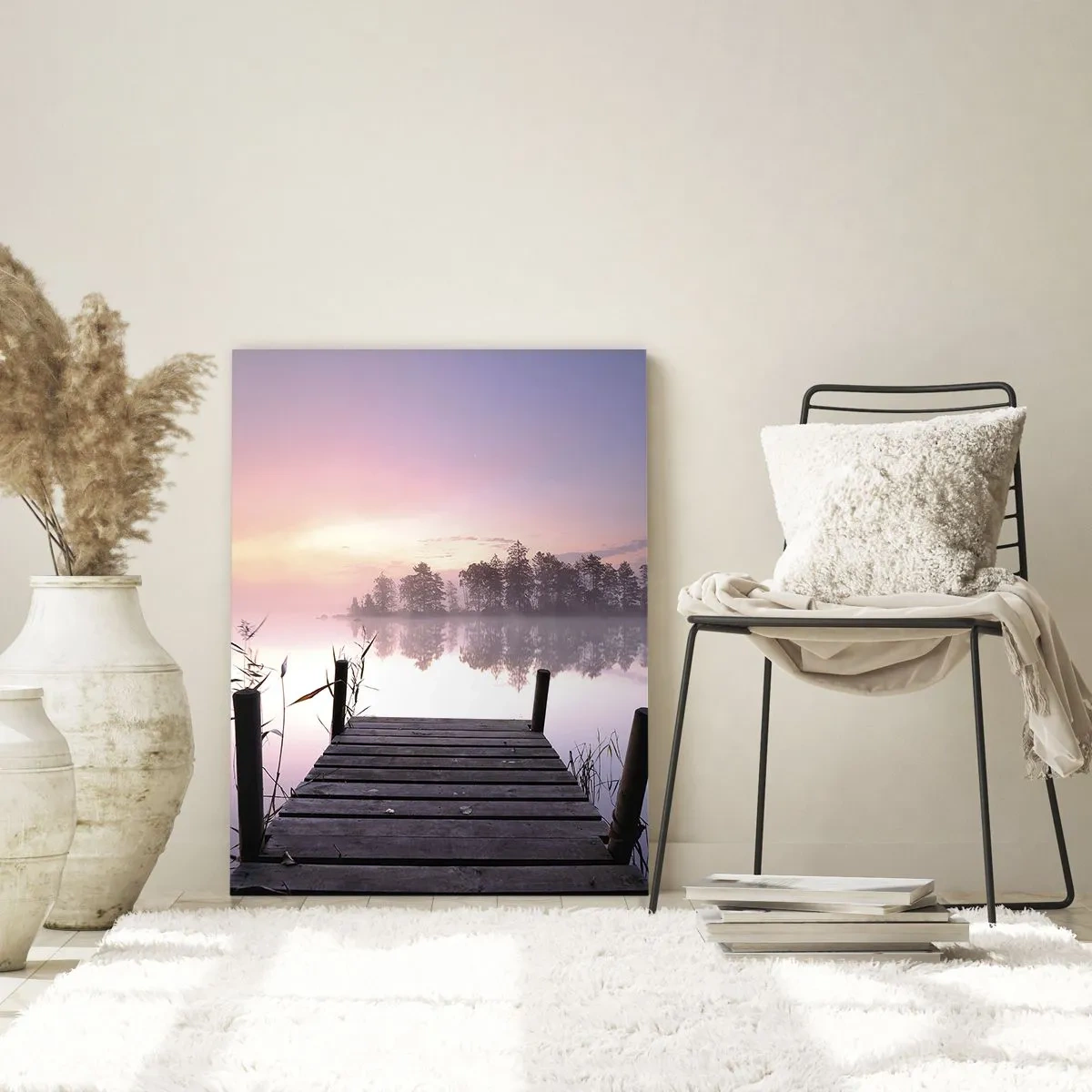Impression sur verre - Image sur verre - Une jetée au bord du lac à l'aube avec du brouillard et un ciel pastel - 70x100cm - De la brume lilas… - Décoration murale moderne pour le salon et la chambre ARTTOR