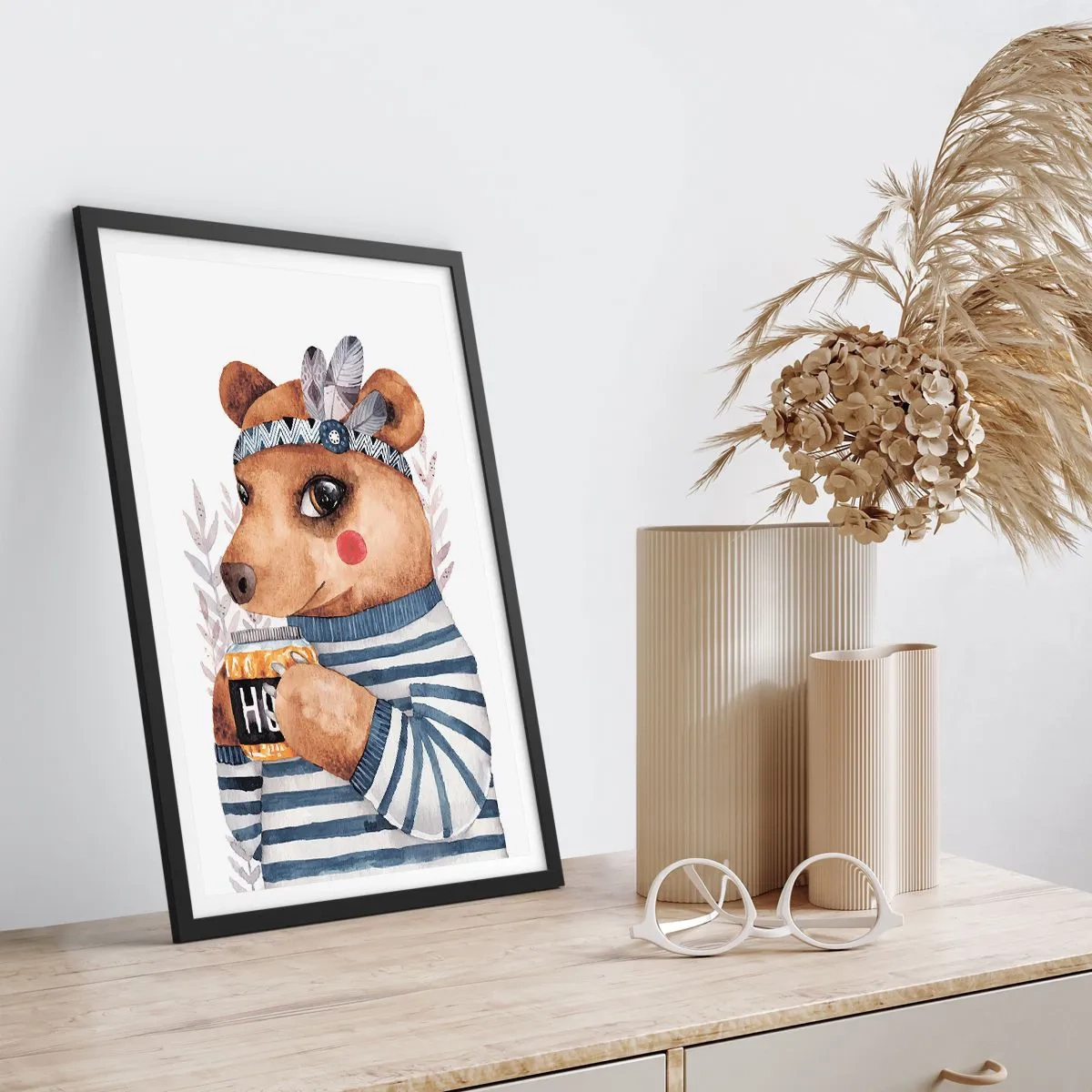 Affiche dans un cadre noir - Poster - Un charmant ours en peluche dans un sweat-shirt marin avec une tasse dans ses mains - 50x70cm - Un nounours trop mignon - Décoration murale moderne pour le salon et la chambre ARTTOR