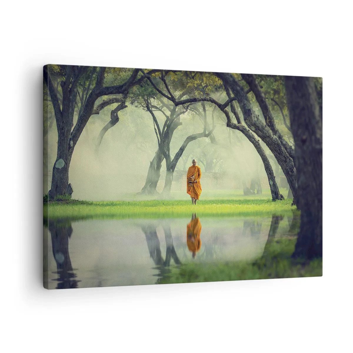 Impression sur toile - Image sur toile - Un moine en robe orange dans une forêt avec un fond brumeux et un reflet dans l'eau. - 70x50cm - En route vers l'illumination - Décoration murale moderne pour le salon et la chambre ARTTOR