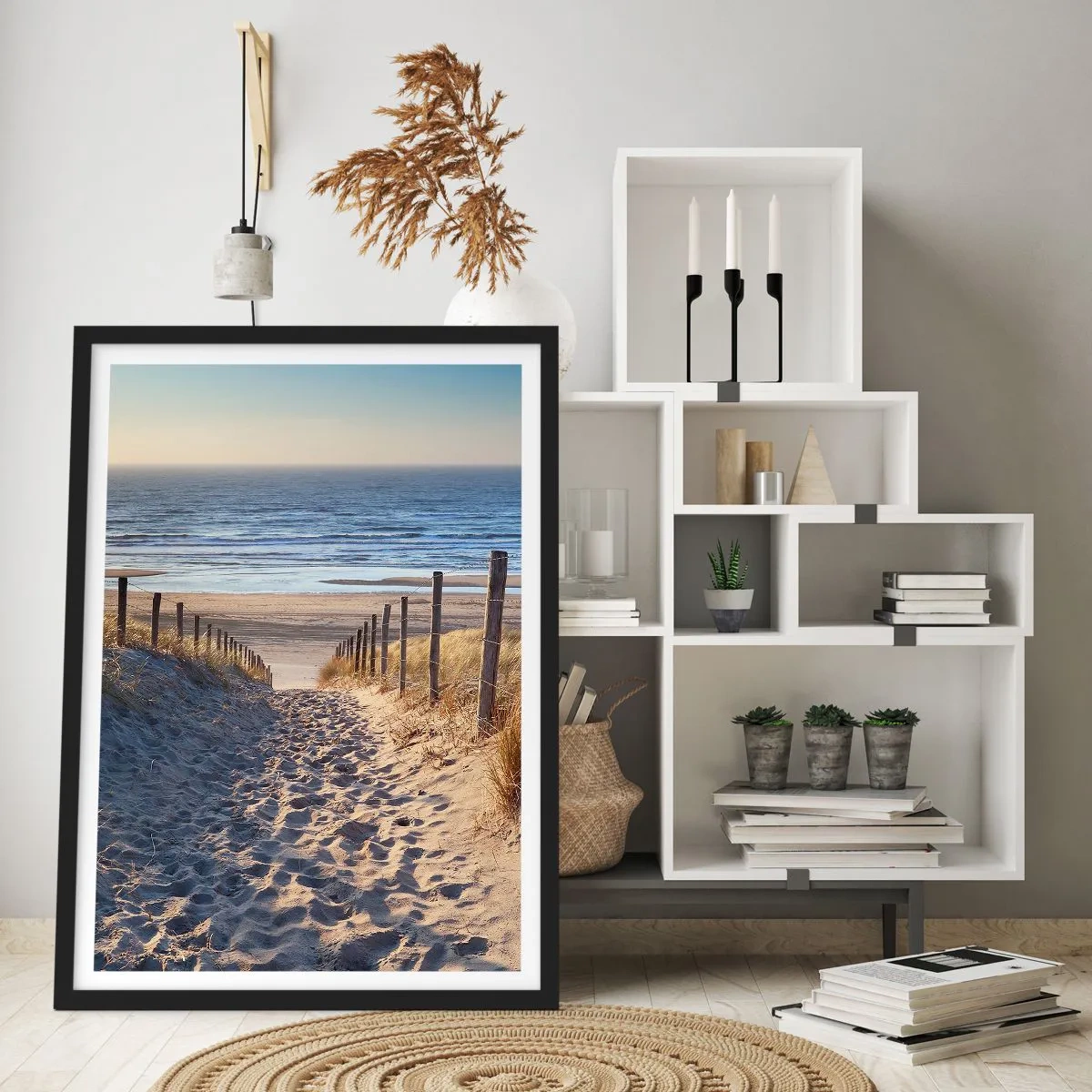 Affiche dans un cadre noir - Poster - Chemin à travers les dunes menant à la plage au coucher du soleil - 50x70cm - Le bruit de la mer, le chant des oiseaux, une plage sauvage parmi les herbes…