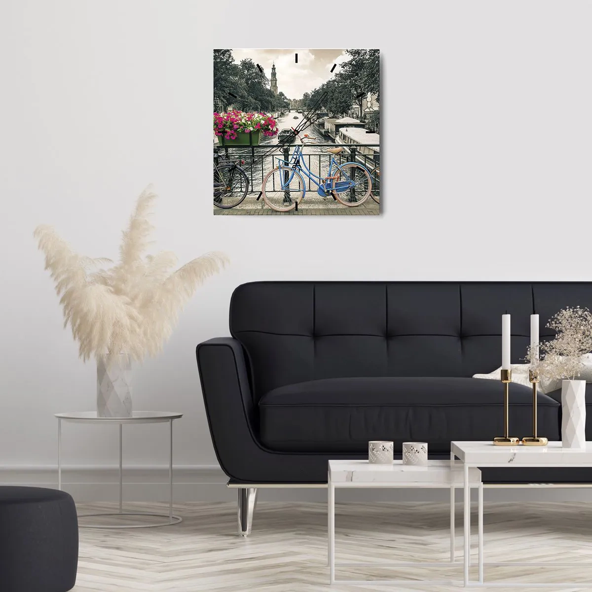 Horloge murale - Pendule murale - Un pont avec des vélos et des fleurs sur un canal à Amsterdam - 30x30cm - Couleurs de rue d'Amsterdam - Décoration murale moderne pour le salon et la chambre ARTTOR
