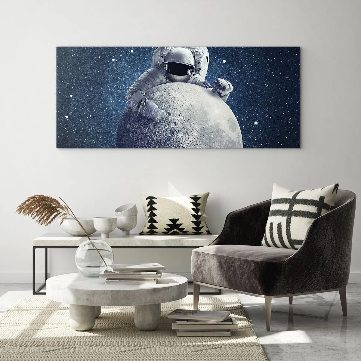 Impression sur verre - Image sur verre - Astronaute tenant la lune dans un ciel étoilé - 140x50cm - Comique de l'espace - Décoration murale moderne pour le salon et la chambre ARTTOR