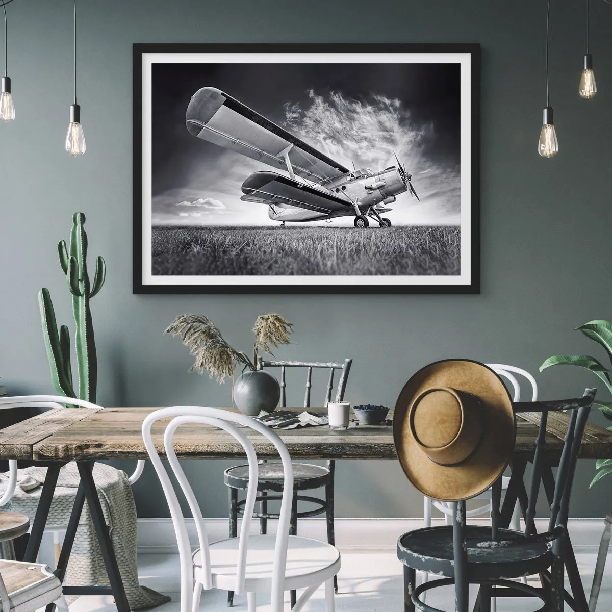 Affiche dans un cadre noir - Poster - Un avion contre un ciel dramatique en noir et blanc - 70x50cm - Le pèlerin ailé - Décoration murale moderne pour le salon et la chambre ARTTOR