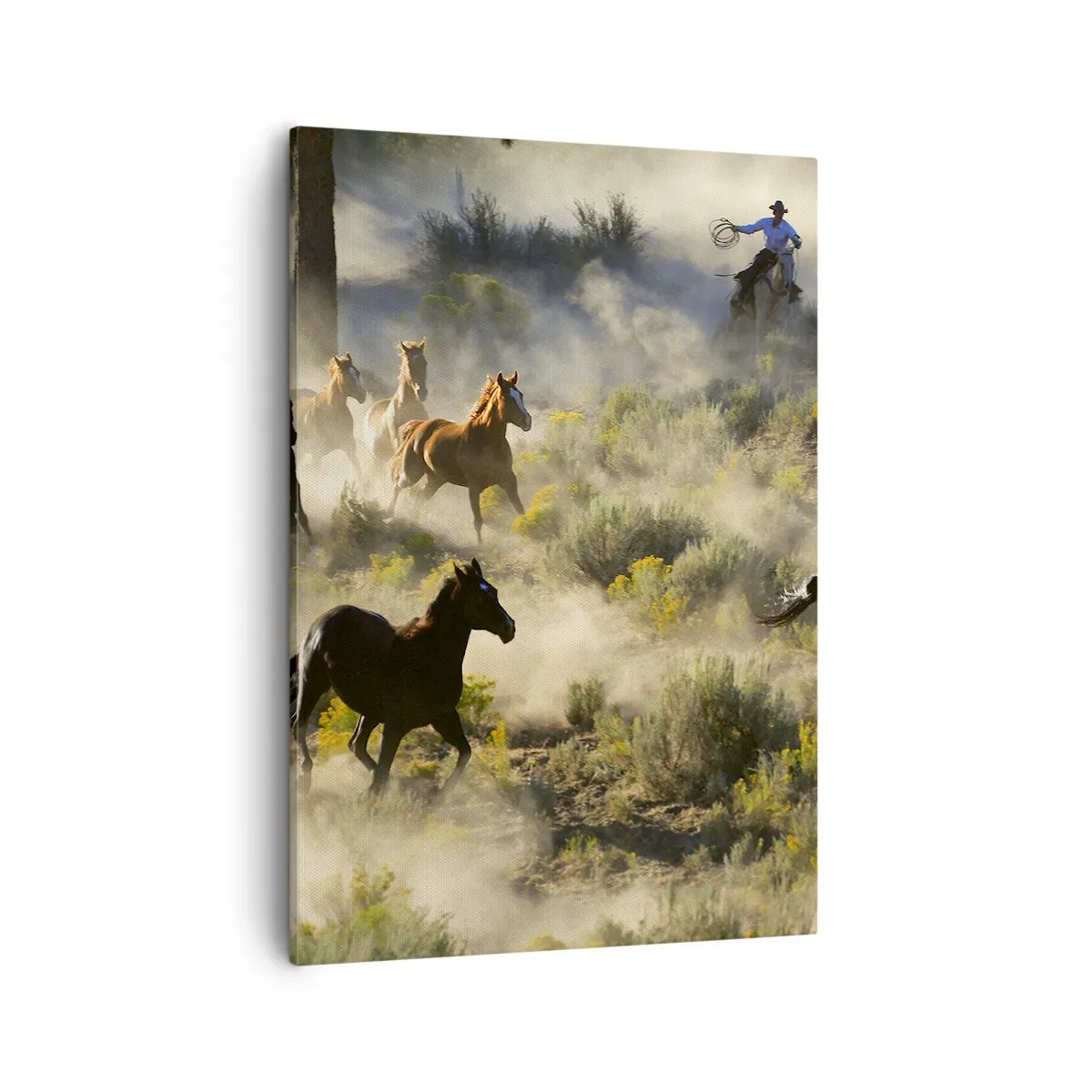 Impression sur toile - Image sur toile - Un troupeau de chevaux sauvages galopant à travers la poussière et la végétation - 50x70cm - Rivalité - liberté ou force masculine ? - Décoration murale moderne pour le salon et la chambre ARTTOR