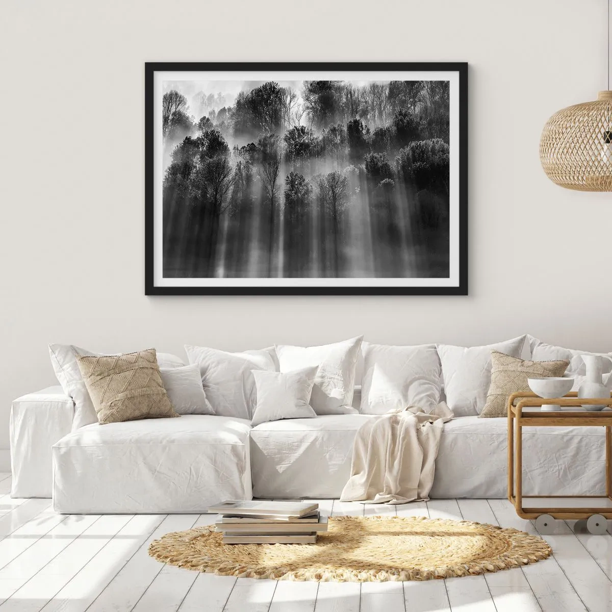 Affiche dans un cadre noir - Poster - Forêt noire et blanche dans la lumière du matin - 70x50cm - Dans les flots de lumière - Décoration murale moderne pour le salon et la chambre ARTTOR