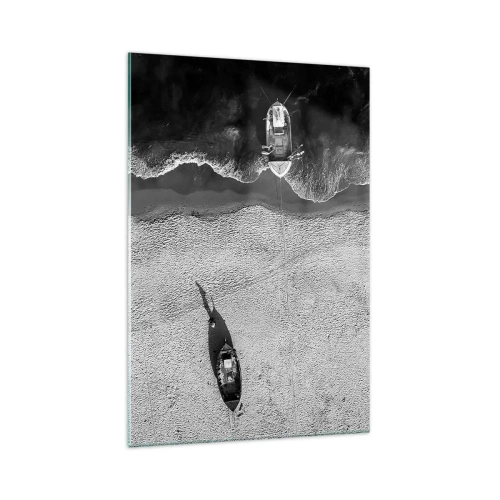 Impression sur verre - Image sur verre - Vue aérienne en noir et blanc de bateaux sur la plage - 70x100cm - Toujours sur le rivage… - Décoration murale moderne pour le salon et la chambre ARTTOR