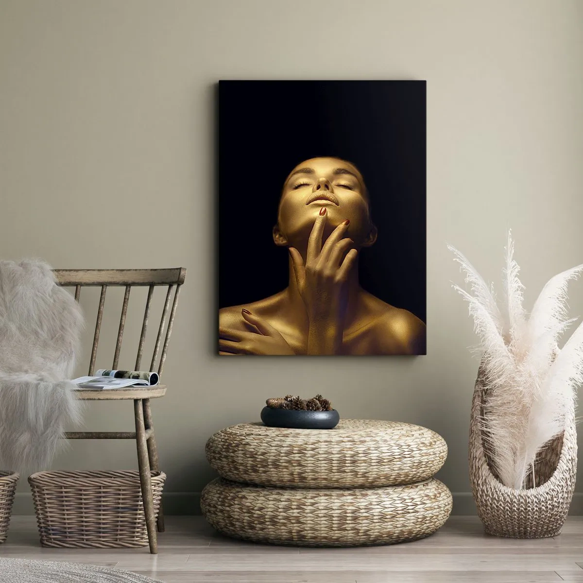 Impression sur toile - Image sur toile - Portrait d'une femme dans une lueur dorée sur fond noir - 70x100cm - Comme de la soie dorée - Décoration murale moderne pour le salon et la chambre ARTTOR