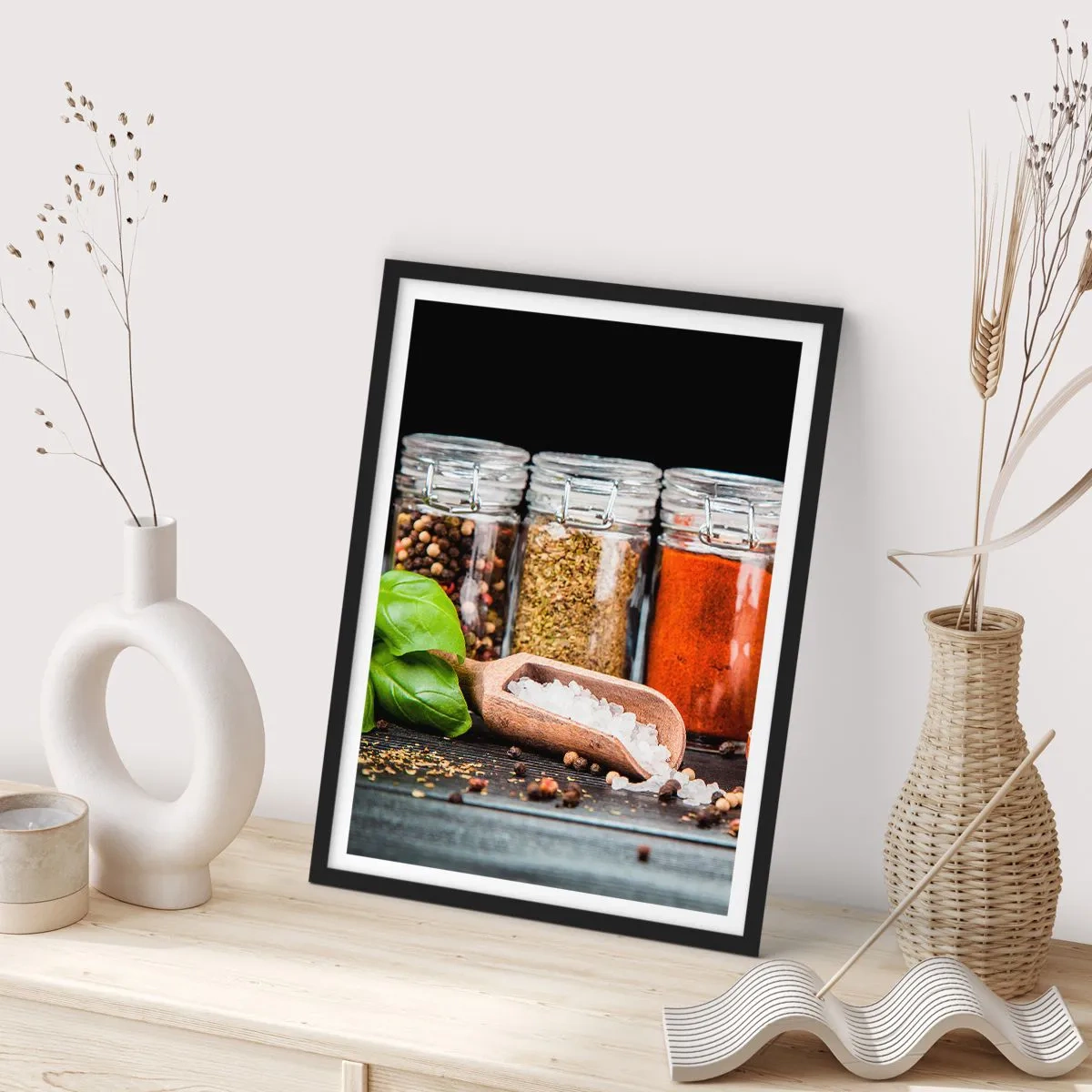 Affiche dans un cadre noir - Poster - Pots d'épices sur fond sombre - 50x70cm - Pour que la vie ait du goût - Décoration murale moderne pour le salon et la chambre ARTTOR