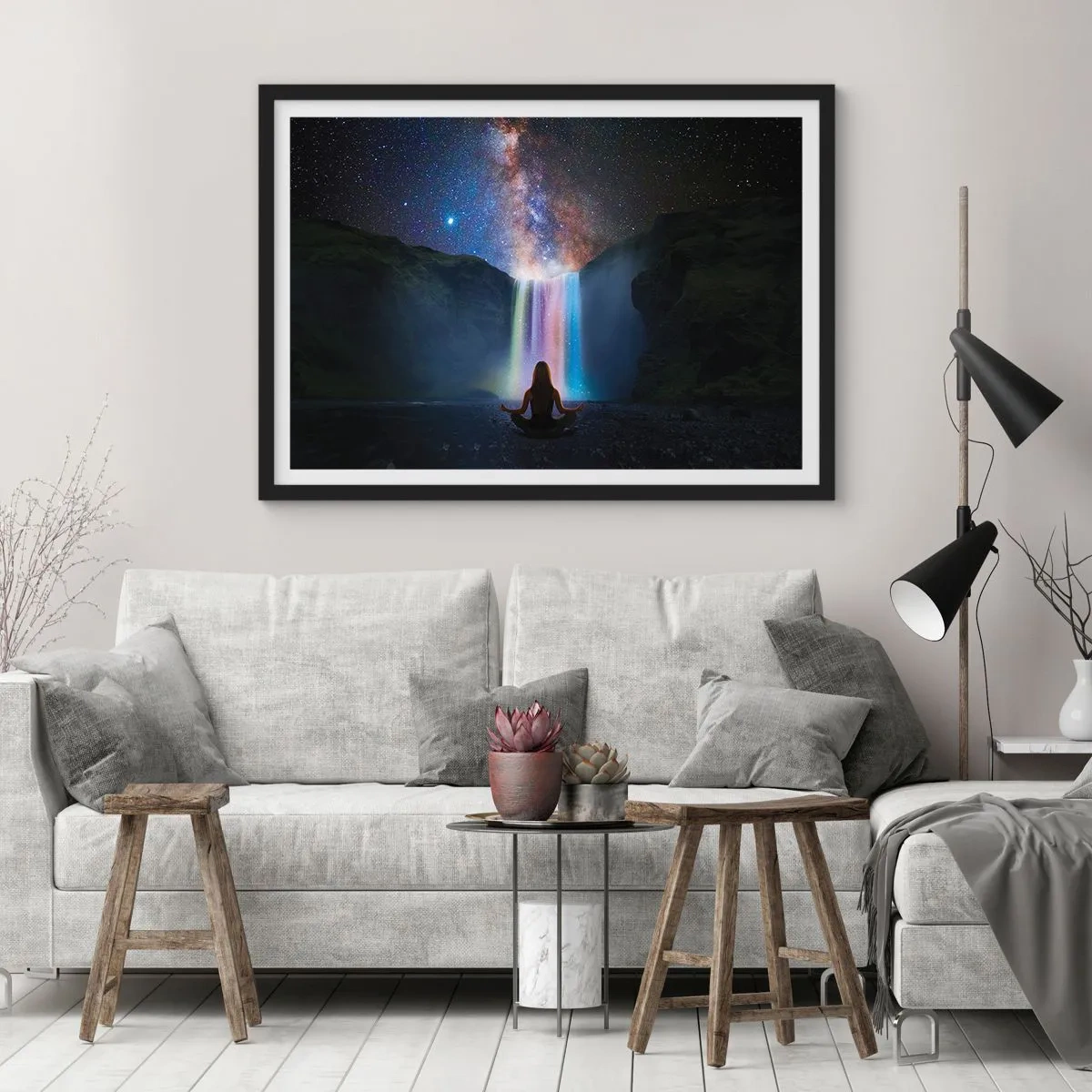 Affiche dans un cadre noir - Poster - Méditation devant une cascade parmi les étoiles - 100x70cm - Harmonie absolue - Décoration murale moderne pour le salon et la chambre ARTTOR
