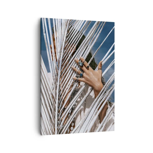 Impression sur toile - Image sur toile - Une femme cachée derrière des feuilles de palmier avec des bagues aux mains. - 50x70cm - Fille de chaman ? - Décoration murale moderne pour le salon et la chambre ARTTOR