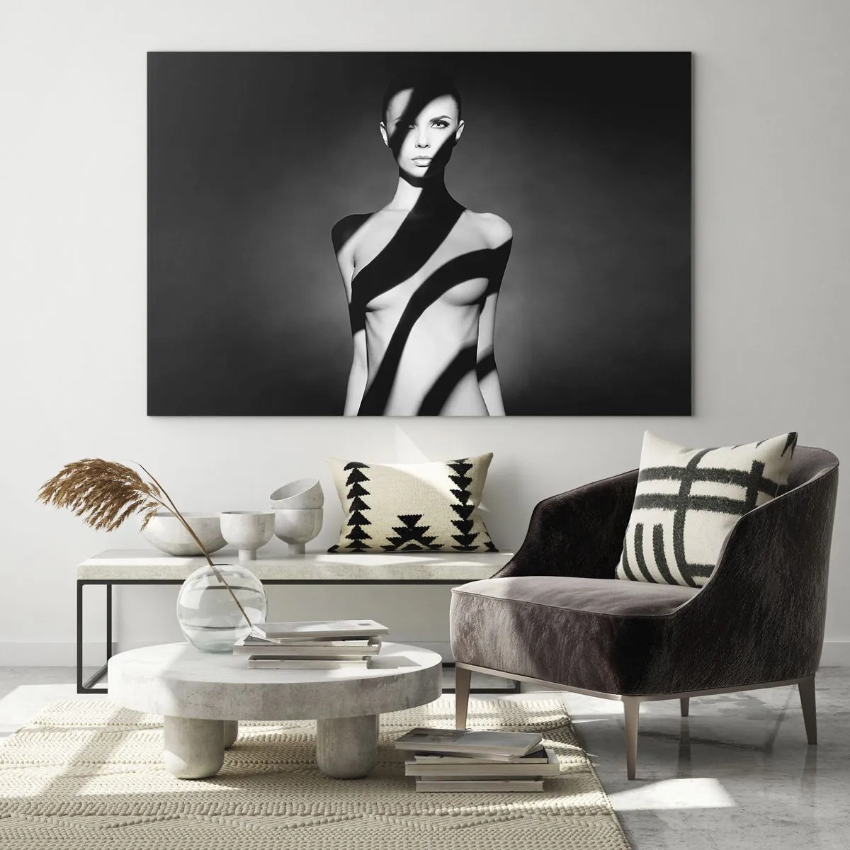 Impression sur verre - Image sur verre - Portrait noir et blanc d'une femme avec des ombres saisissantes - 100x70cm - Dans la brillance et l'ombre - Décoration murale moderne pour le salon et la chambre ARTTOR