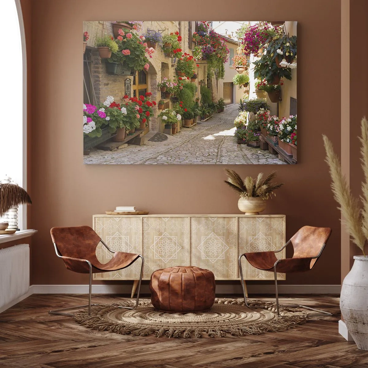 Impression sur toile - Image sur toile - Une rue avec des pots de fleurs et des murs de pierre - 100x70cm - Une inondation de fleurs  - Décoration murale moderne pour le salon et la chambre ARTTOR