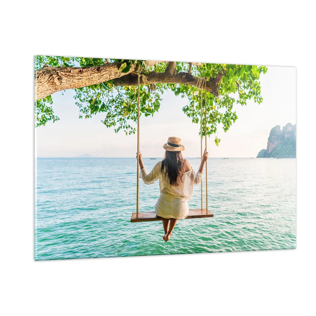 Impression sur verre - Image sur verre - Femme sur une balançoire au bord de la mer dans un décor tropical - 120x80cm - La vie est belle - Décoration murale moderne pour le salon et la chambre ARTTOR