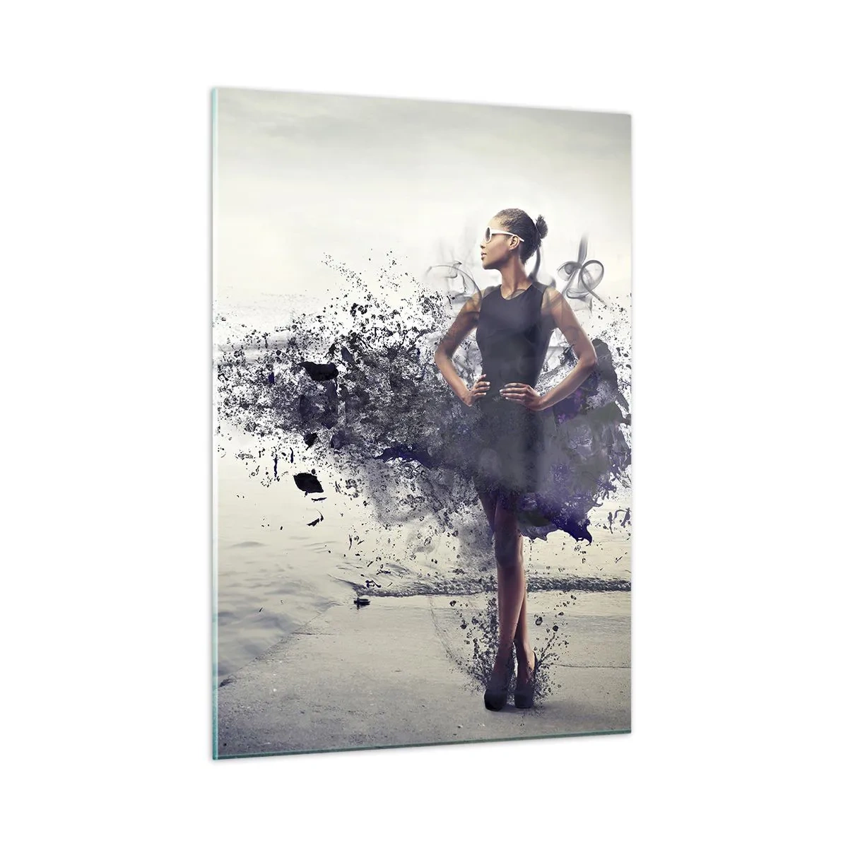 Impression sur verre - Image sur verre - Une femme dans une robe floue sur fond d'eau calme - 50x70cm - Vénus africaine - Décoration murale moderne pour le salon et la chambre ARTTOR