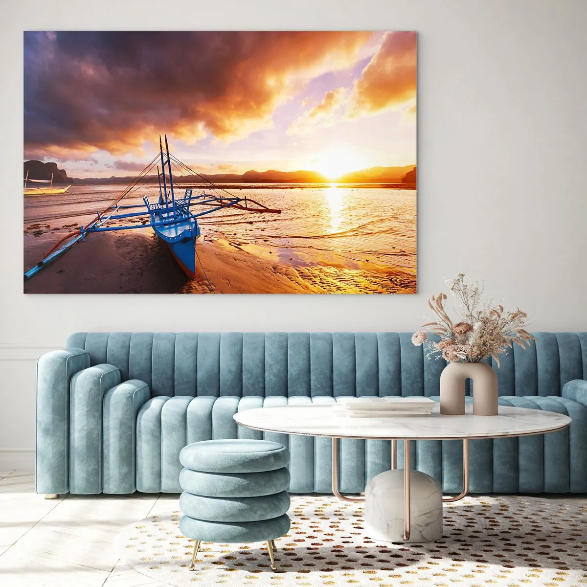 Impression sur verre - Image sur verre - Bateau sur la plage au coucher du soleil avec un ciel dramatique - 70x50cm - Allongez-vous dans le sable après une longue journée - Décoration murale moderne pour le salon et la chambre ARTTOR