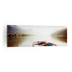 Impression sur toile - Image sur toile - Un bateau sur la rive d'un lac avec vue sur les montagnes le matin - 160x50cm - Au bord de la grande et limpide eau - Décoration murale moderne pour le salon et la chambre ARTTOR