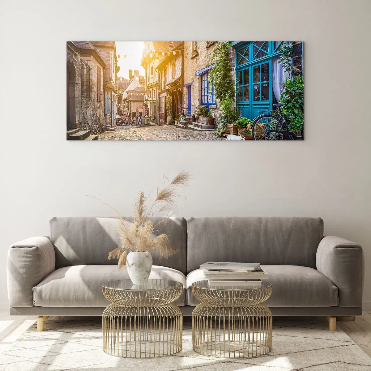Impression sur verre - Image sur verre - Une charmante rue pavée au soleil - 140x50cm - Aux confins du monde - Décoration murale moderne pour le salon et la chambre ARTTOR