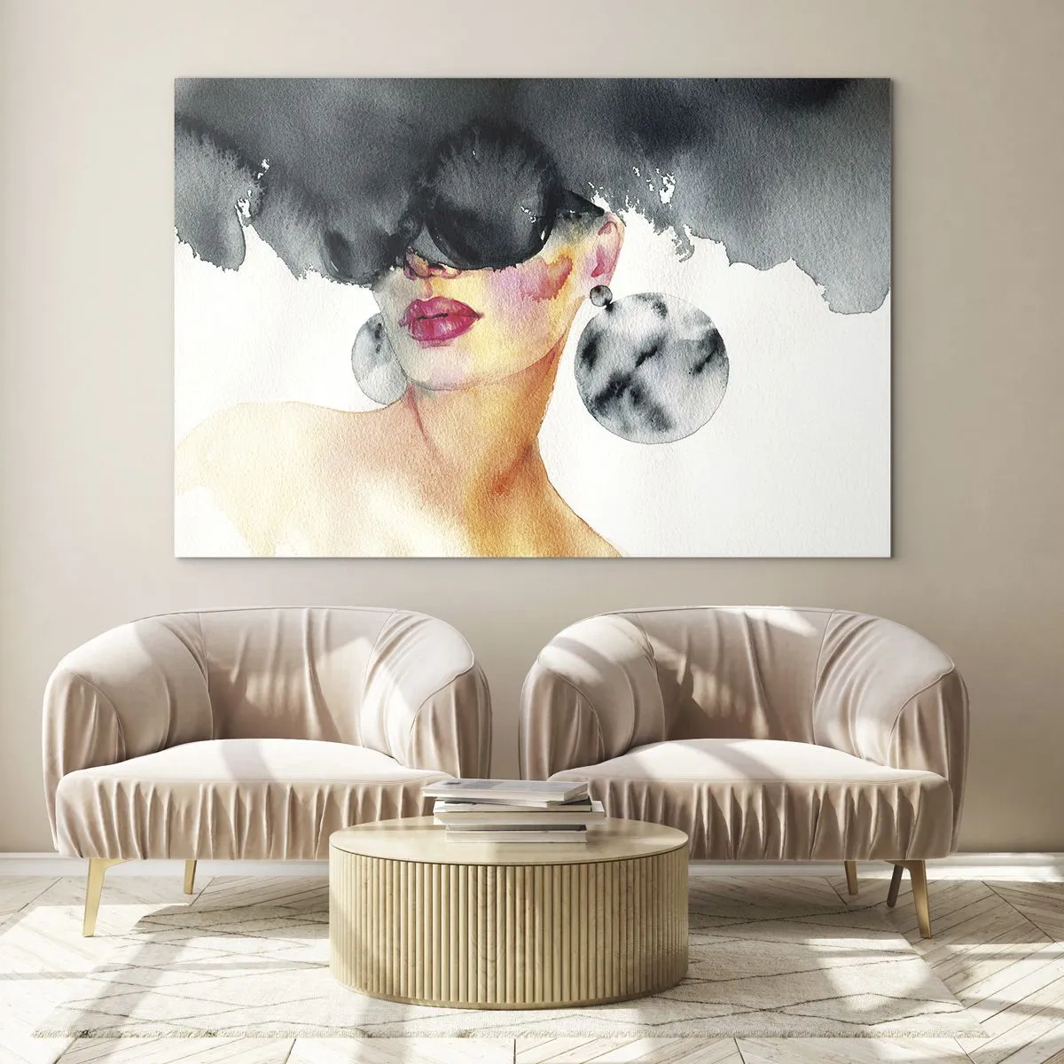 Impression sur verre - Image sur verre - Portrait d'une femme avec de grandes boucles d'oreilles et une tache noire au-dessus de la tête - 120x80cm - Secret de l'élégance - Décoration murale moderne pour le salon et la chambre ARTTOR