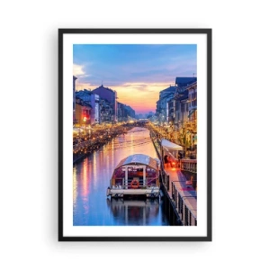 Affiche dans un cadre noir - Poster - Canal avec bateau et éclairage du soir dans un coucher de soleil pastel - 50x70cm - Soirée de lumière et de jeu - Décoration murale moderne pour le salon et la chambre ARTTOR