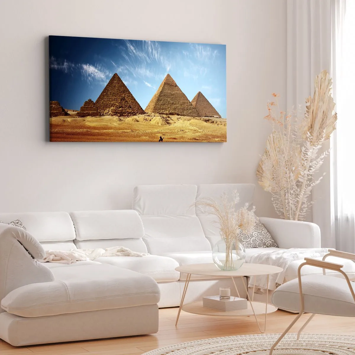 Impression sur toile - Image sur toile - Les pyramides de Gizeh contre un ciel bleu et un paysage désertique - 140x50cm - 40 siècles vous regardent - Décoration murale moderne pour le salon et la chambre ARTTOR