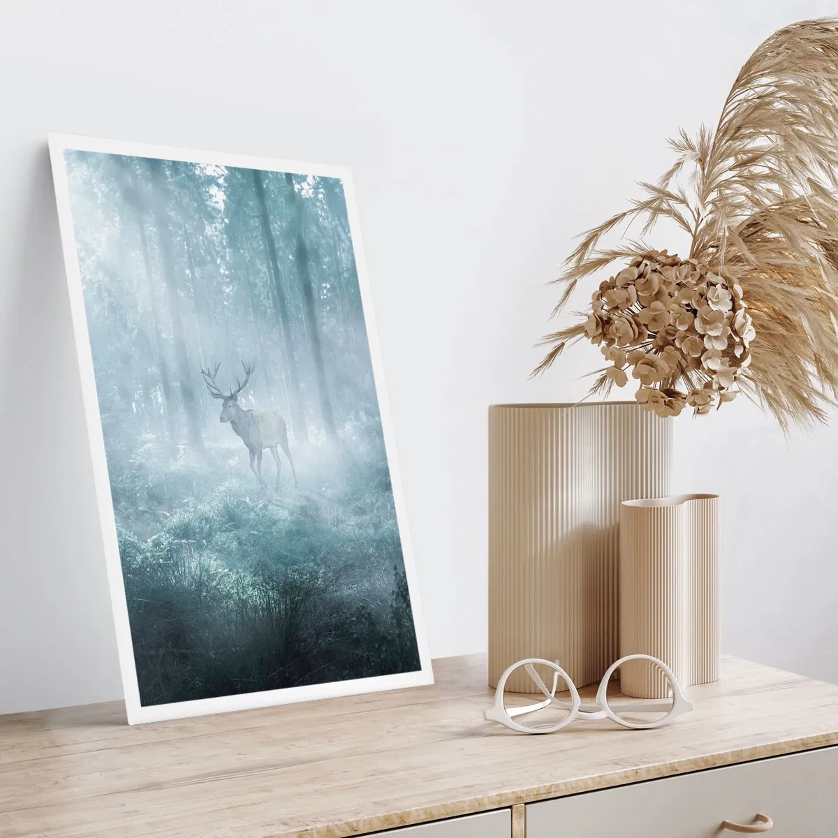 Affiche - Poster - Cerf dans le brouillard matinal dans la forêt - 50x70cm - Visite matinale du domaine - Décoration murale moderne pour le salon et la chambre ARTTOR