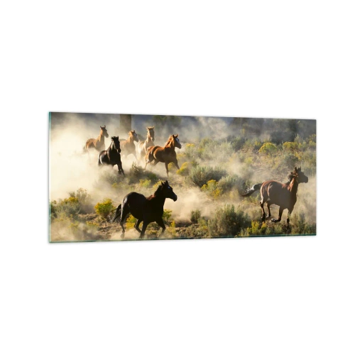 Impression sur verre - Image sur verre - Un troupeau de chevaux sauvages galopant à travers la poussière et la végétation - 120x50cm - Rivalité - liberté ou force masculine ? - Décoration murale moderne pour le salon et la chambre ARTTOR