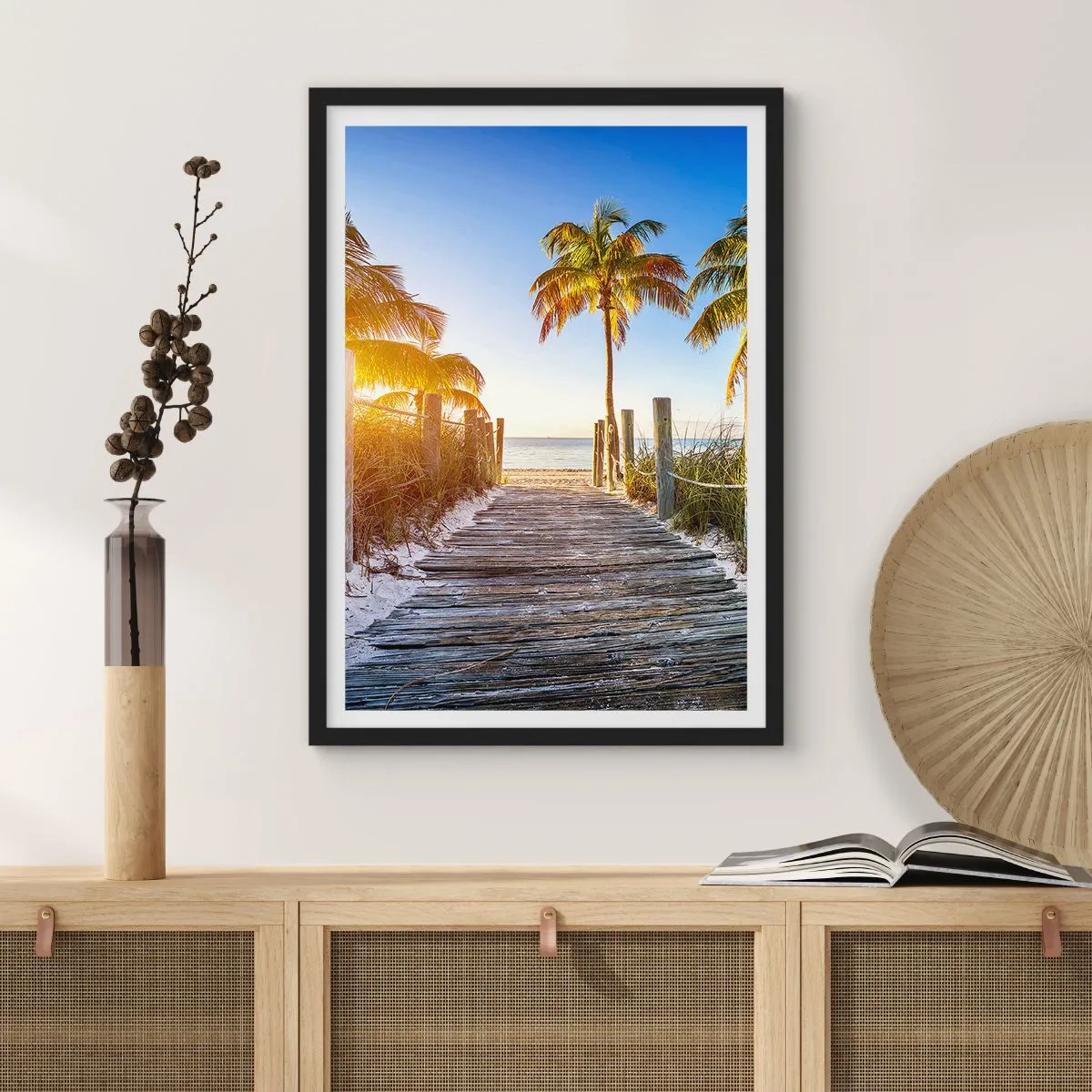 Affiche dans un cadre noir - Poster - Chemin en bois vers la plage avec des palmiers au soleil - 50x70cm - Directement au paradis - Décoration murale moderne pour le salon et la chambre ARTTOR