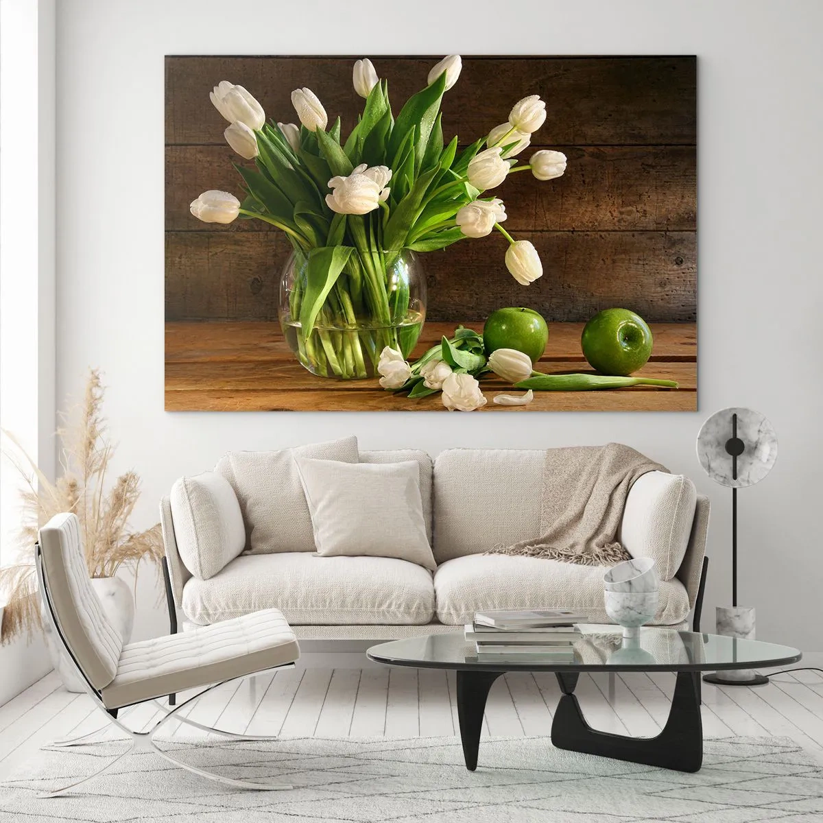 Impression sur verre - Image sur verre - Un vase de tulipes blanches et de pommes vertes sur une table en bois - 120x80cm - Juteux et frais en vert et blanc - Décoration murale moderne pour le salon et la chambre ARTTOR