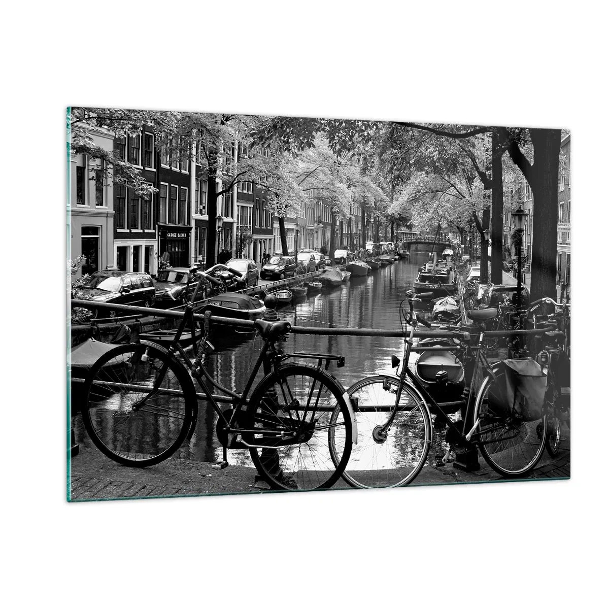 Impression sur verre - Image sur verre - Vue en noir et blanc d'un canal avec des vélos et des bateaux - 120x80cm - Une vue très hollandaise - Décoration murale moderne pour le salon et la chambre ARTTOR